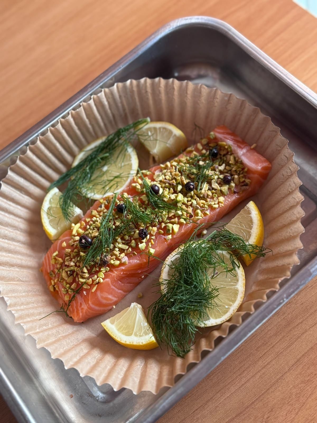 Filetto di salmone al pistacchio con limone e aneto